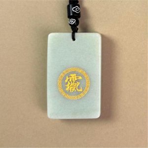 道教随身法物主图:天然矿石制成的「五行和谐 • 百解牌 (黄讳)」,中心铭刻黄色的道教真武大帝(玄天上帝)讳字,象征五行气场的稳定调和与祈愿平安的文化信仰。 Main image of Taoist wearable artifact: The "Five Elements Harmony • The Grand Baijie Tablet (Yellow Symbol)" crafted from natural minerals, inscribed with the yellow sacred symbol of the Taoist deity Zhenwu in the center, symbolizing the harmonization of five elements energy and blessings for peace in cultural beliefs.