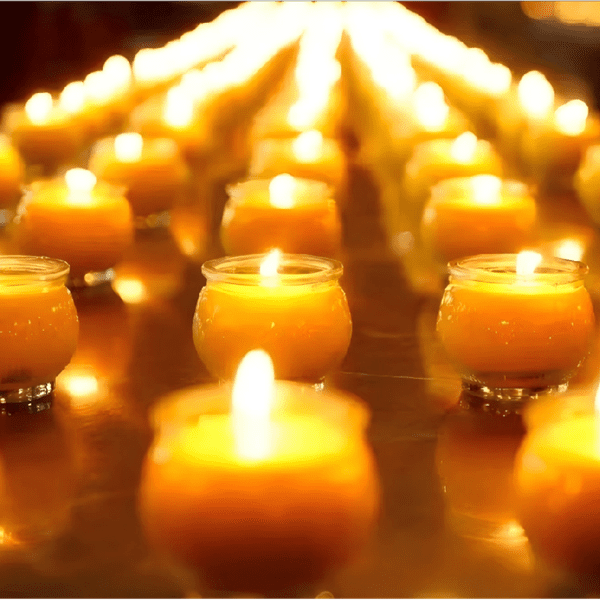 祈解冤亲债主法事示意场景展示:排列整齐的点燃明烛,用于道教文化祈福与心灵宁静体验。Sample Scene of the Ritual for Reconciling Karmic Creditors: Rows of lit blessing candles used for Taoist cultural blessings and inner peace experiences.