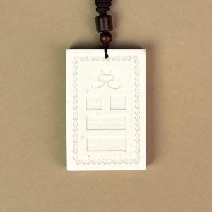 道教风水摆件主图:白色的「房屋补角牌 (兑)」,中心模铸「兑」字与对应卦象,象征补足兑宫缺角、调和风水气场的文化信仰,对应家中生肖属鸡者,以及小女儿(幼女)。Main image of Taoist Feng Shui ornament: The white "Missing Corner Harmony Plaque (Duì)", molded with the "Duì" character and corresponding trigram in the center, symbolizing the cultural belief of supplementing the missing corner of the Duì palace and harmonizing the Feng Shui energy field, corresponding to family members with the Rooster zodiac sign, as well as the youngest daughter.