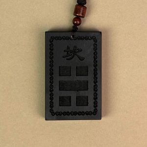 道教风水摆件主图:黑色的「房屋补角牌 (坎)」,中心模铸「坎」字与对应卦象,象征补足坎宫缺角、调和风水气场的文化信仰,对应家中生肖属鼠者,以及二儿子(中男)。Main image of Taoist Feng Shui ornament: The black "Missing Corner Harmony Plaque (Kǎn)", molded with the "Kǎn" character and corresponding trigram in the center, symbolizing the cultural belief of supplementing the missing corner of the Kǎn palace and harmonizing the Feng Shui energy field, corresponding to family members with the Rat zodiac sign, as well as the middle son.