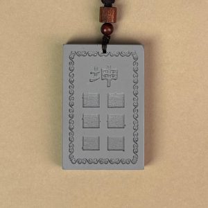 道教风水摆件主图:灰色的「房屋补角牌 (坤)」,中心模铸「坤」字与对应卦象,象征补足坤宫缺角、调和风水气场的文化信仰,对应家中生肖属羊、属猴者,以及女主人(母亲)。Main image of Taoist Feng Shui ornament: The grey "Missing Corner Harmony Plaque (Kūn)", molded with the "Kūn" character and corresponding trigram in the center, symbolizing the cultural belief of supplementing the missing corner of the Kūn palace and harmonizing the Feng Shui energy field, corresponding to family members with the Sheep or Monkey zodiac signs, as well as the matriarch (mother).