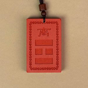 道教风水摆件主图:红色的「房屋补角牌 (离)」,中心模铸「离」字与对应卦象,象征补足离宫缺角、调和风水气场的文化信仰,对应家中生肖属马者,以及二女儿(中女)。Main image of Taoist Feng Shui ornament: The red "Missing Corner Harmony Plaque (Lí)", molded with the "Lí" character and corresponding trigram in the center, symbolizing the cultural belief of supplementing the missing corner of the Lí palace and harmonizing the Feng Shui energy field, corresponding to family members with the Horse zodiac sign, as well as the middle daughter.