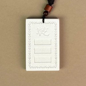 道教风水摆件主图:白色的「房屋补角牌 (乾)」,中心模铸「乾」字与对应卦象,象征补足乾宫缺角、调和风水气场的文化信仰,对应家中生肖属狗、属猪者,以及男主人(父亲)。Main image of Taoist Feng Shui ornament: The white "Missing Corner Harmony Plaque (Qián)", molded with the "Qián" character and corresponding trigram in the center, symbolizing the cultural belief of supplementing the missing corner of the Qián palace and harmonizing the Feng Shui energy field, corresponding to family members with the Dog or Pig zodiac signs, as well as the patriarch (father).